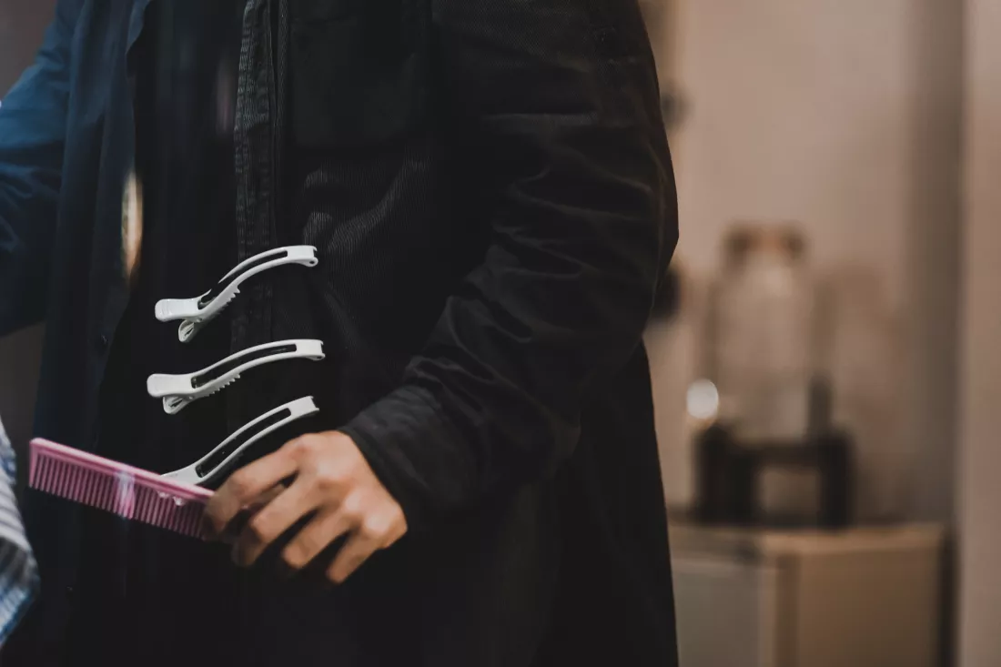 midsection-hairdresser-salon