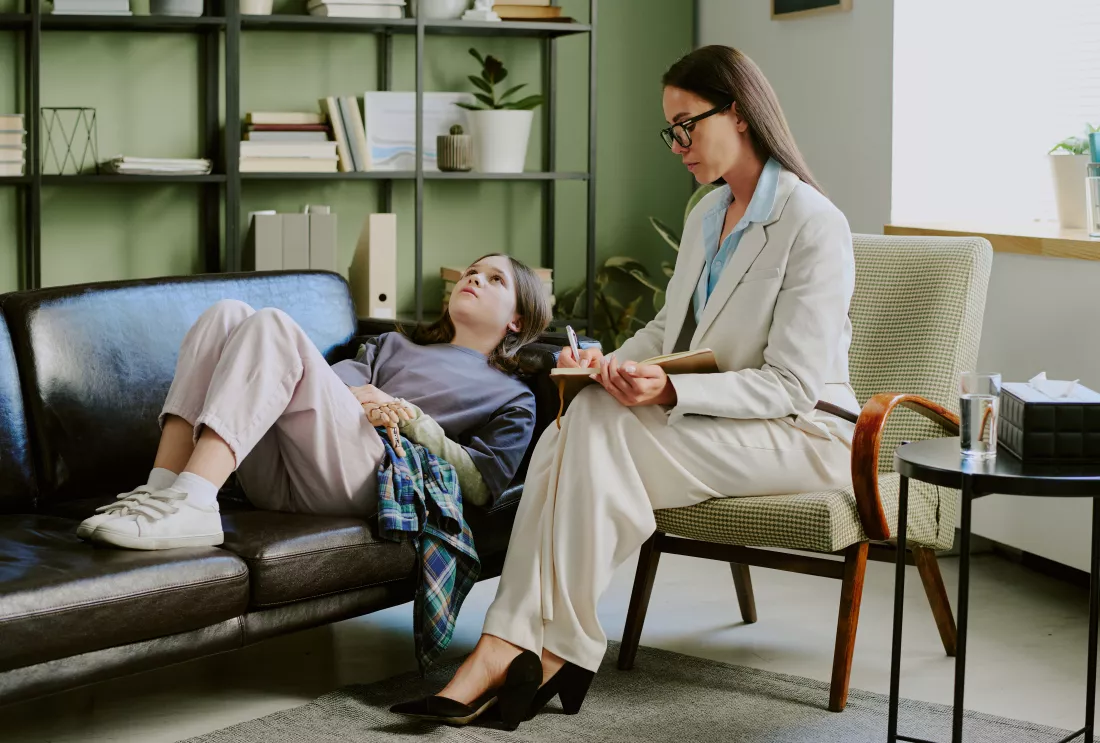 therapist-meeting-with-patient-modern-office-setting(1)