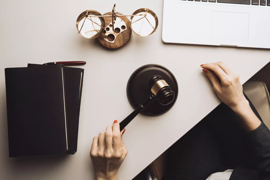 judje-stuff-desk-lawyer-concept